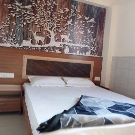 Hotel Shree Krishna อาเมดาบัด ภายนอก รูปภาพ