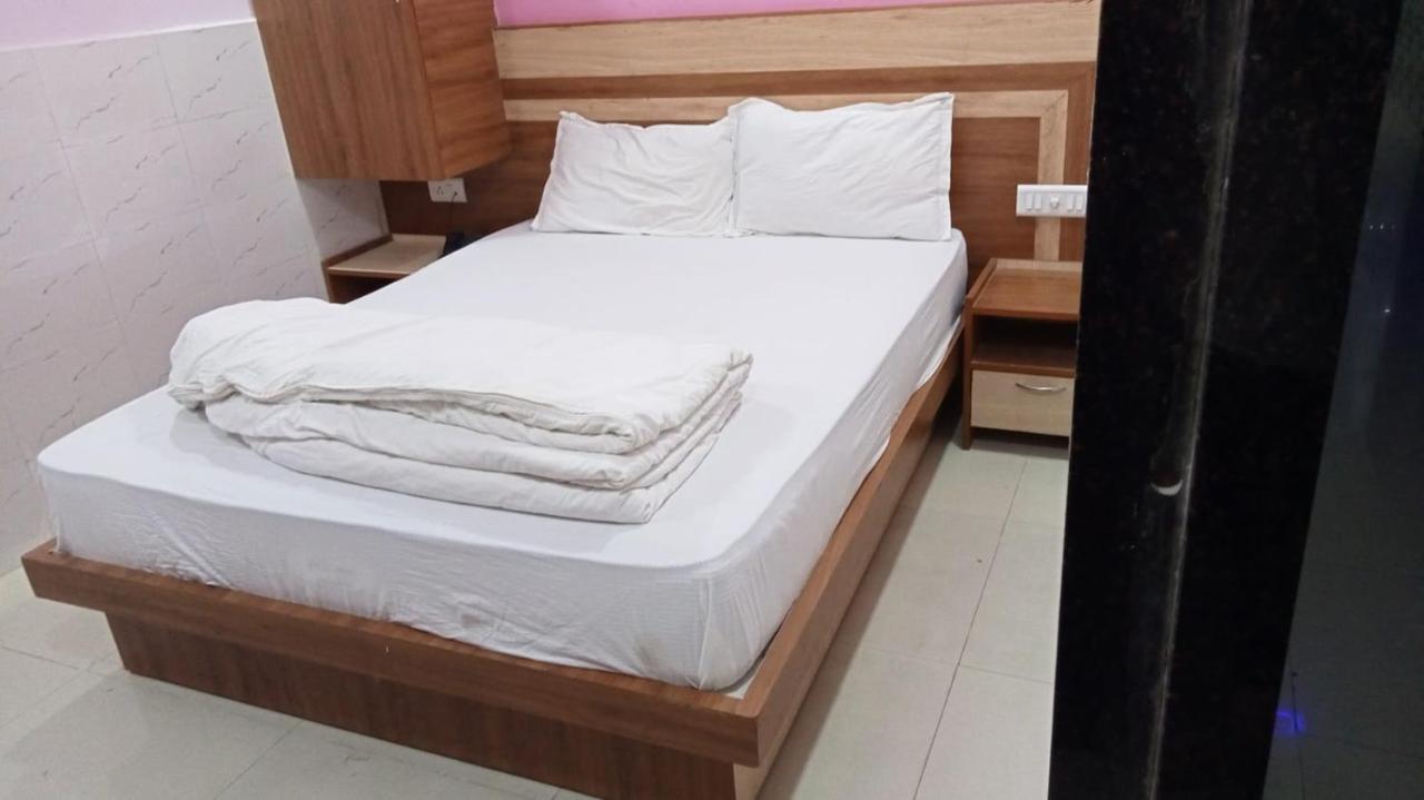 Hotel Shree Krishna อาเมดาบัด ภายนอก รูปภาพ