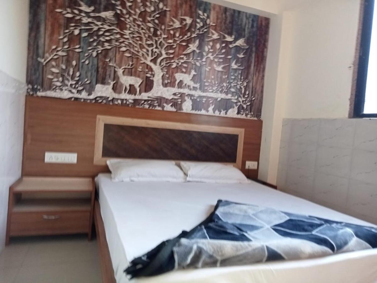 Hotel Shree Krishna อาเมดาบัด ภายนอก รูปภาพ