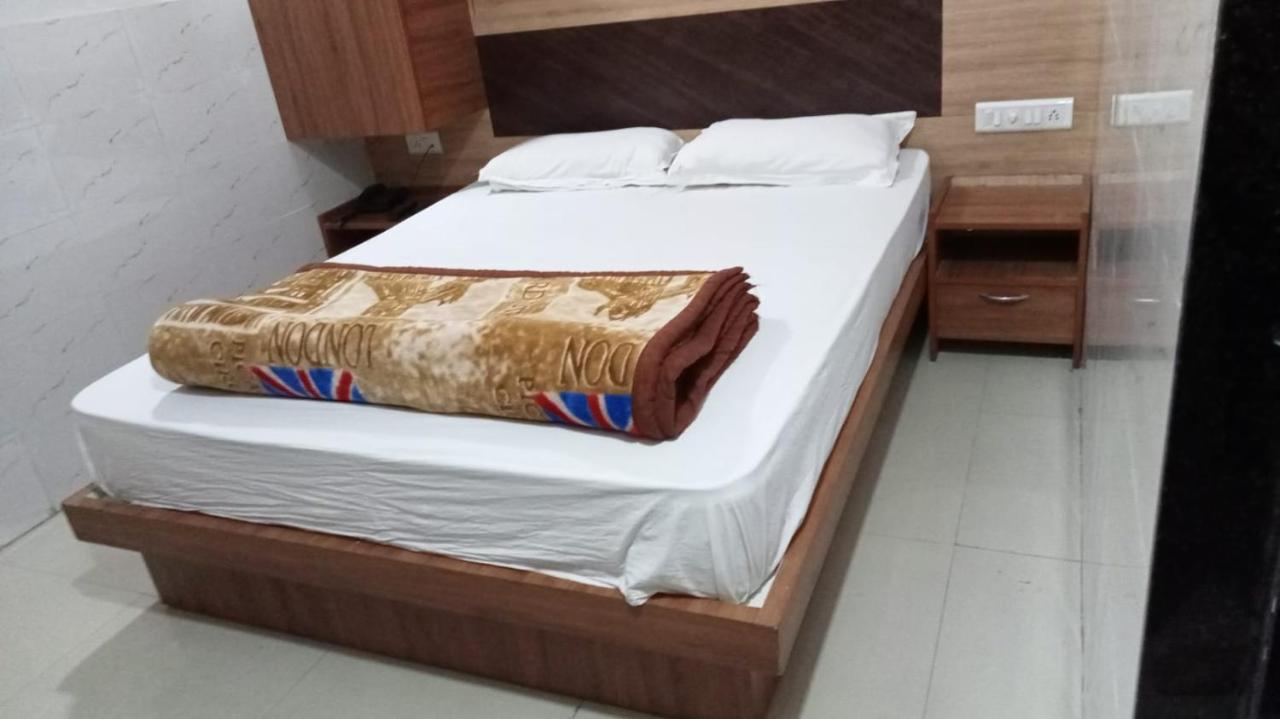 Hotel Shree Krishna อาเมดาบัด ภายนอก รูปภาพ