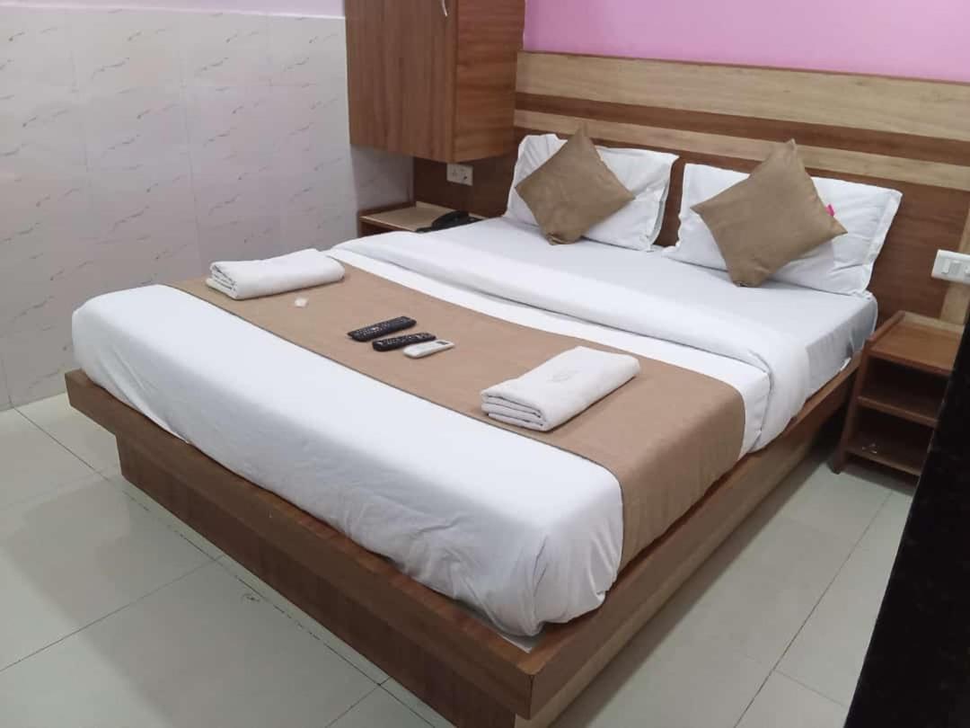 Hotel Shree Krishna อาเมดาบัด ภายนอก รูปภาพ