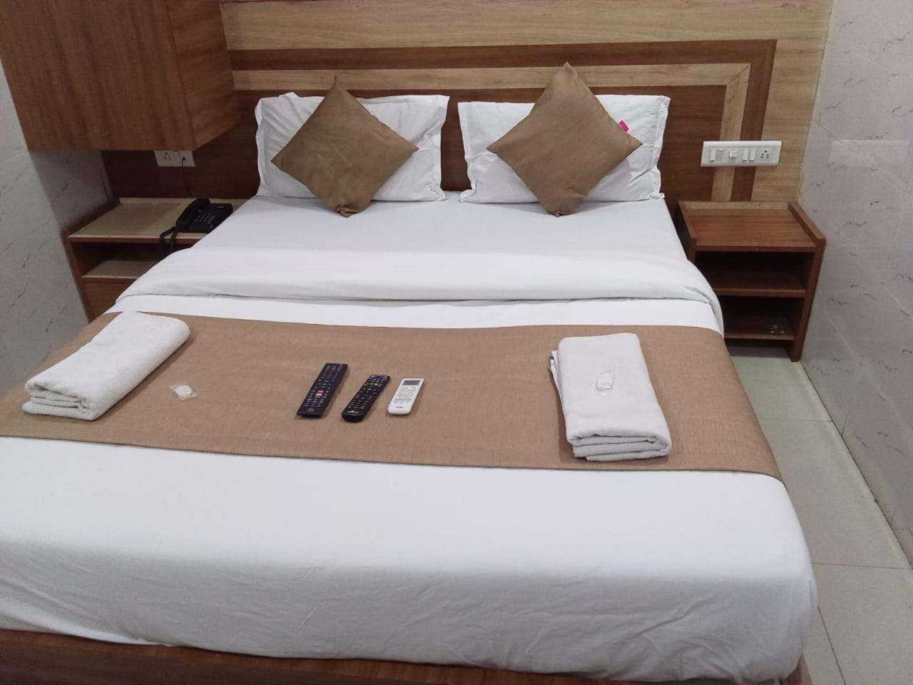 Hotel Shree Krishna อาเมดาบัด ภายนอก รูปภาพ